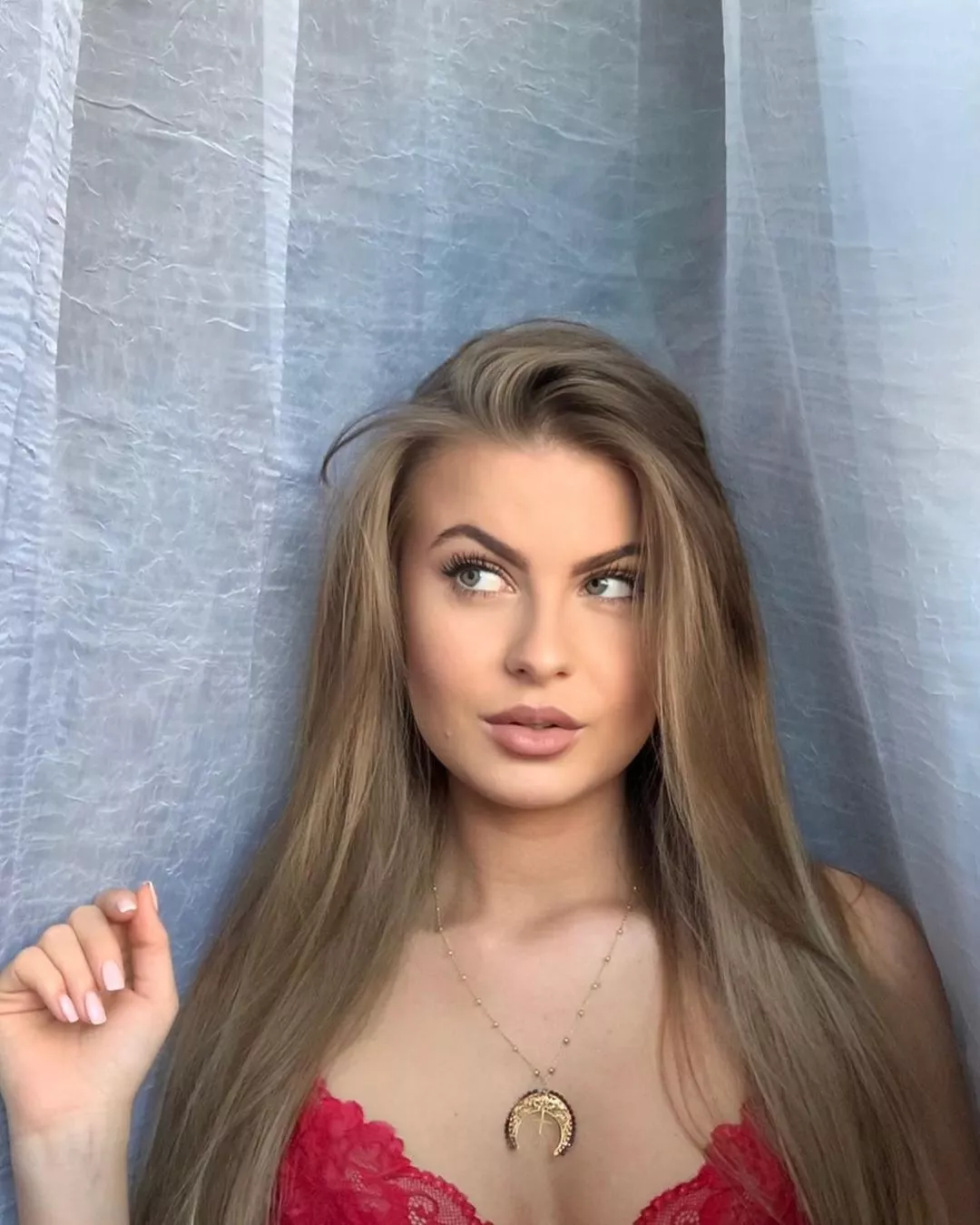 Urocza wokalistka girlsbandu Szpilki pokazała w sieci swoje wdzięki! Fani disco polo zaniemówili z wrażenia! ”Piękna jesteś”